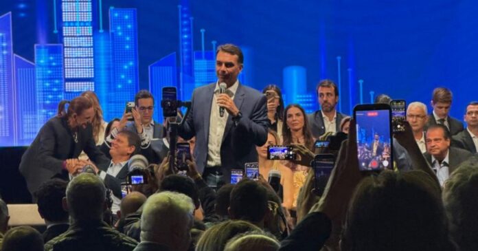 flavio-bolsonaro-critica-pix-para-meis-e-acusa-lula-de-tentar-comprar-votos