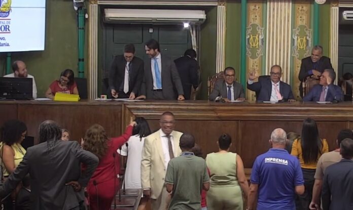 em-sessao-na-cms,-carlos-muniz-reage-a-gesto-da-oposicao-e-faz-o-‘l’-no-plenario