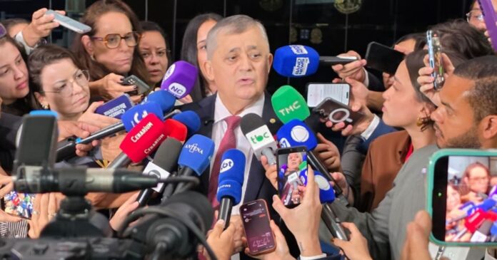 guimaraes-acusa-flavio-bolsonaro-de-‘conversa-fiada’-e-afirma-que-oposicao-quer-anular-pec-6×1-em-2027