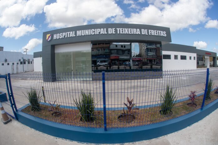 reforma-na-fachada-do-hospital-de-teixeira-de-freitas-cria-acesso-para-pedestres
