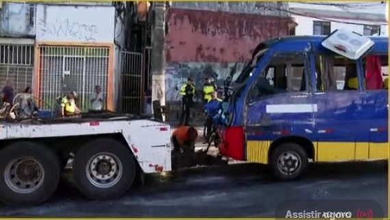 micro-onibus-que-transportava-pacientes-capota-no-largo-do-tanque-e-deixa-nove-feridos