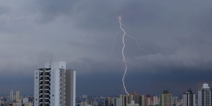sao-paulo-deve-enfrentar-chuvas-fortes-no-fim-da-tarde-desta-quinta-feira-(15)