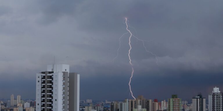 sao-paulo-deve-enfrentar-chuvas-fortes-no-fim-da-tarde-desta-quinta-feira-(15)