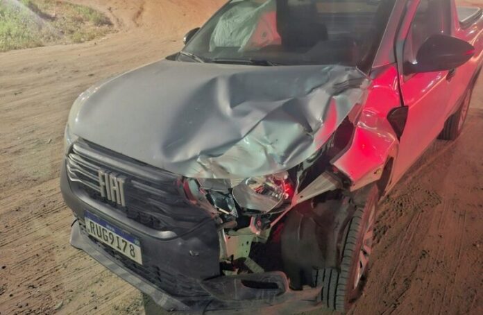 motorista-foge-apos-acidente-em-eunapolis,-deixando-picape-com-espingarda-e-casal-ferido