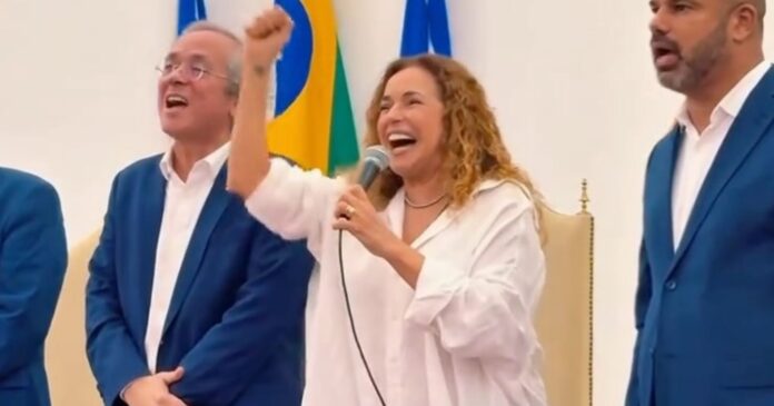 daniela-mercury-participa-de-ato-pela-democracia-e-pela-educacao-na-ufba