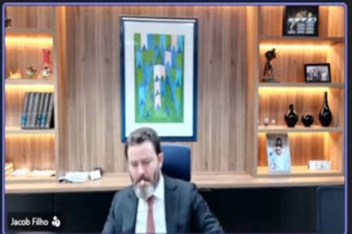 advogado-e-visto-fumando-durante-audiencia-de-processo-penal-no-tribunal