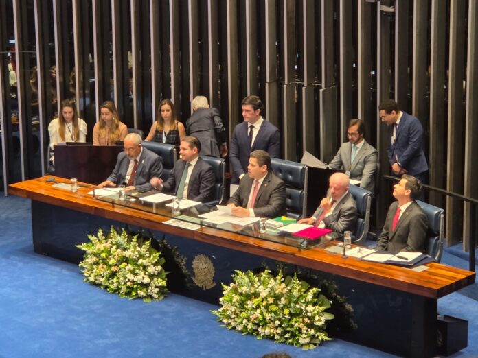 lula-e-liderancas-do-legislativo-participam-da-promulgacao-de-pecs-que-estabelecem-a-jornada-6×1-e-a-aposentadoria-de-agentes-de-saude