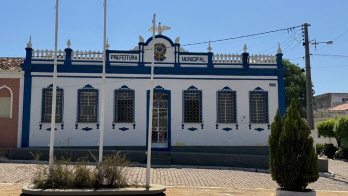 tcm-aponta-irregularidades-na-folha-de-curaca-e-multa-a-ex-prefeitos