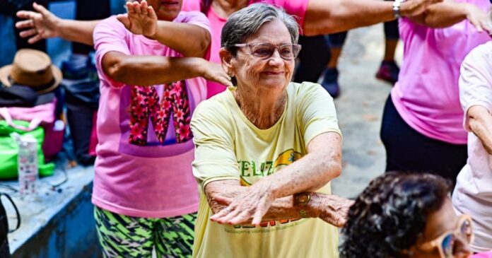 outubro-rosa-mobiliza-cerca-de-200-idosas-em-aulao-no-parque-da-cidade