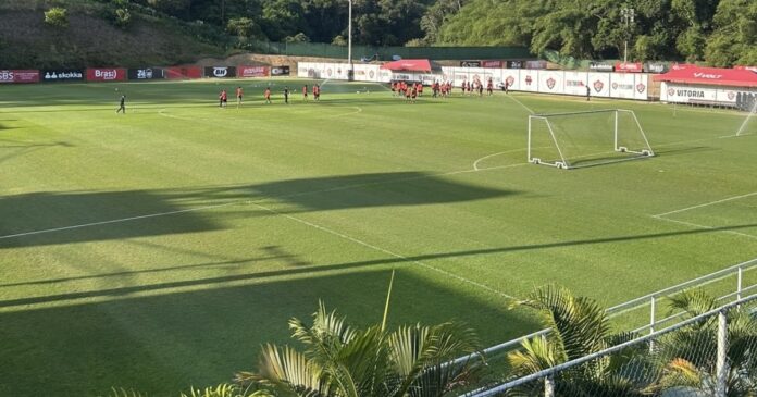 vitoria-treina-com-imprensa-e-mira-duelo-contra-corinthians