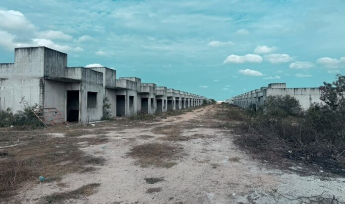 teixeira-de-freitas:-‘cemiterio-de-casas’-e-alvo-de-denuncias-de-invasao-de-app-e-danos-ambientais