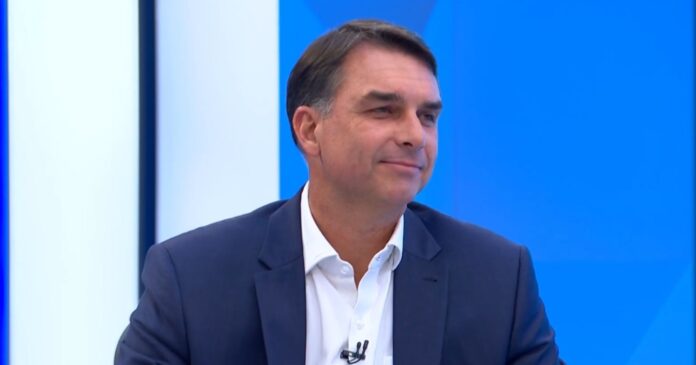 janones-convoca-panelaco-durante-entrevista-de-flavio-bolsonaro