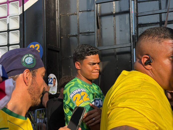 video-mostra-sandro-filho-impedido-de-subir-em-trio-bolsonarista