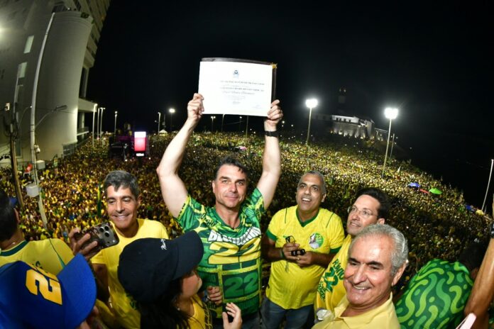 vereador-cezar-leite-concede-titulo-de-cidadao-soteropolitano-a-flavio-bolsonaro-no-farol-da-barra