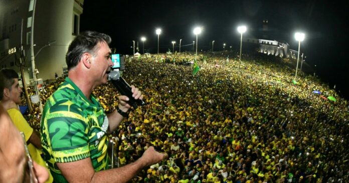 flavio-bolsonaro-compara-publico-na-barra-com-bell-marques
