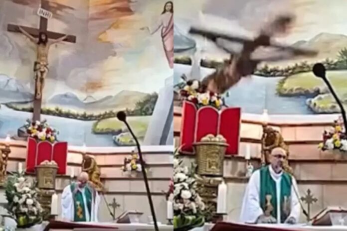 equador:-cruz-de-madeira-derruba-padre-durante-missa-ao-vivo,-morre