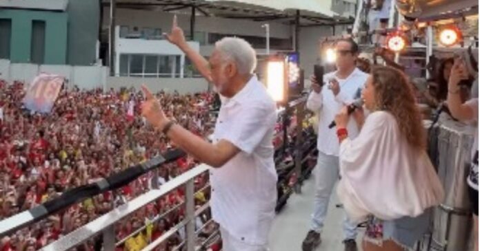 gilberto-gil-em-ato-pela-democracia-na-barra-e-aclamado-pelo-publico