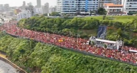 ato-pela-democracia-percorre-a-barra,-em-salvador