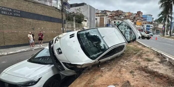 motorista-perde-o-controle:-veiculo-fica-sobre-carros-em-salvador