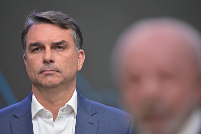 flavio-bolsonaro-ironiza-lula-sobre-sigilo-telefonico:-‘nao-tem-celular’