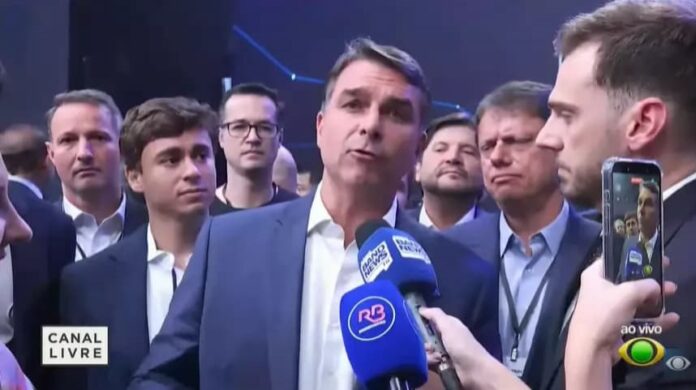 flavio-bolsonaro-erra-o-nome-de-avenida-em-salvador-durante-ato-de-campanha