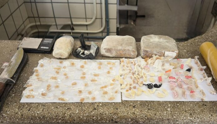 pm-apreende-mais-de-1,4-kg-de-crack-no-redencao,-teixeira-de-freitas;-suspeitos-fugiram-pulando-muros