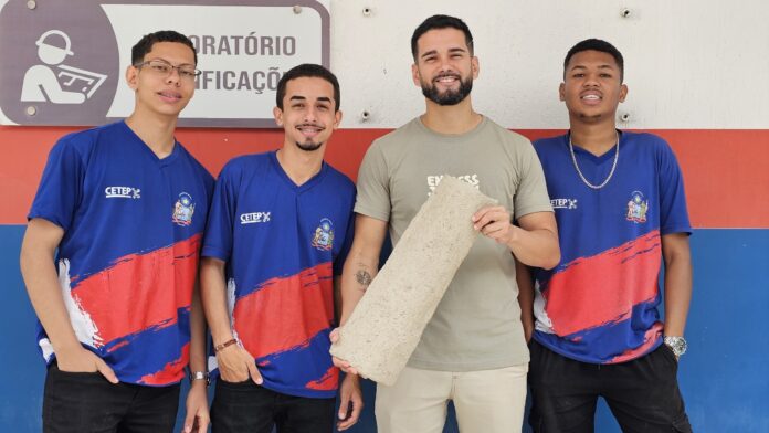 baianos-criam-telha-sustentavel-com-papel-descartado-e-fibra-de-coco