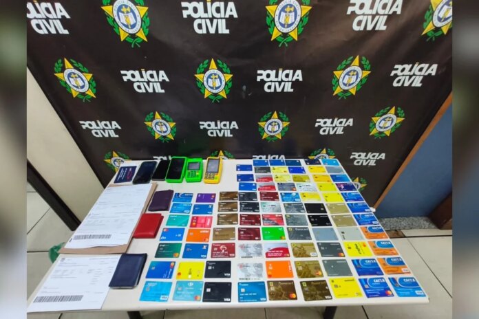 dupla-presa-no-rj-por-lucrar-r$100-mil-com-golpes;-85-cartoes-apreendidos