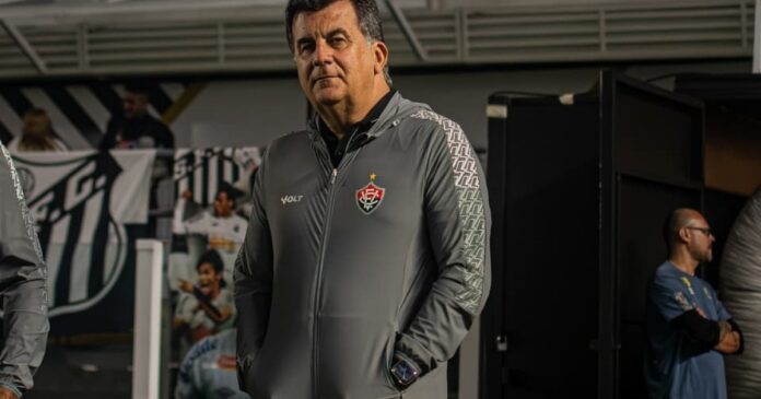 video-mostra-presidente-do-vitoria-cobrando-torcedores-do-corinthians-por-bolas-nao-devolvidas-no-aquecimento
