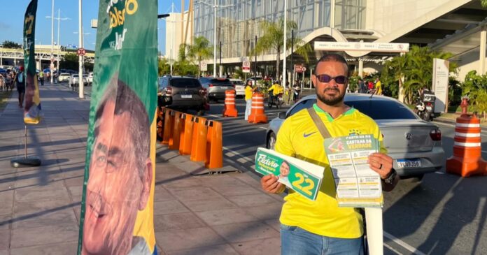 deputado-do-pl-faz-panfletagem-em-shopping-de-salvador-para-apoiar-flavio-bolsonaro