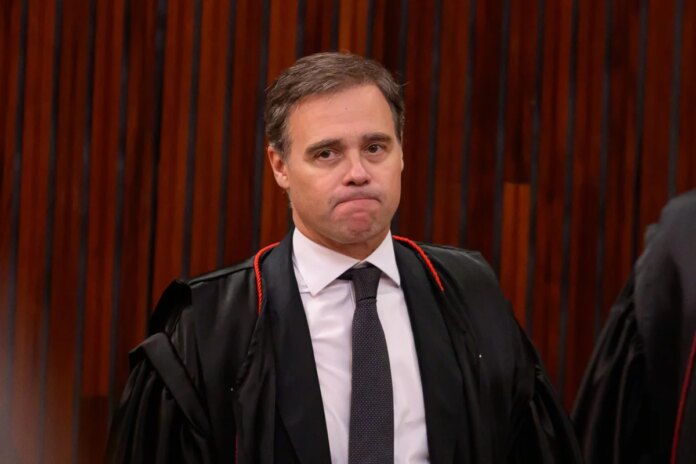 mendonca-suspende-impulsionamento-de-posts-ligando-flavio-a-ana-clara