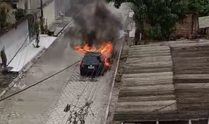 bombeiros-apagam-incendio-em-veiculo-em-tancredo-neves,-teixeira-de-freitas