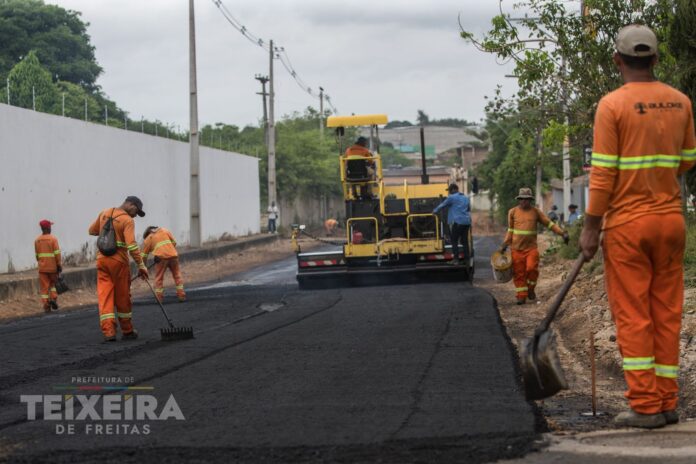 teixeira-de-freitas-inicia-pavimentacao-e-drenagem-na-rua-agropecuaria,-monte-castelo,-bahia