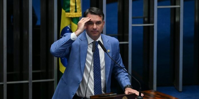 jornal-aponta-que-flavio-tem-mais-de-200-decretos-prontos-para-assinar-como-presidente,-maioria-voltada-as-leis-trabalhistas