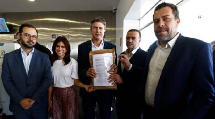 lula-e-flavio-bolsonaro-assinam-acordo;-sigilos-vao-ao-tse-ate-a-noite