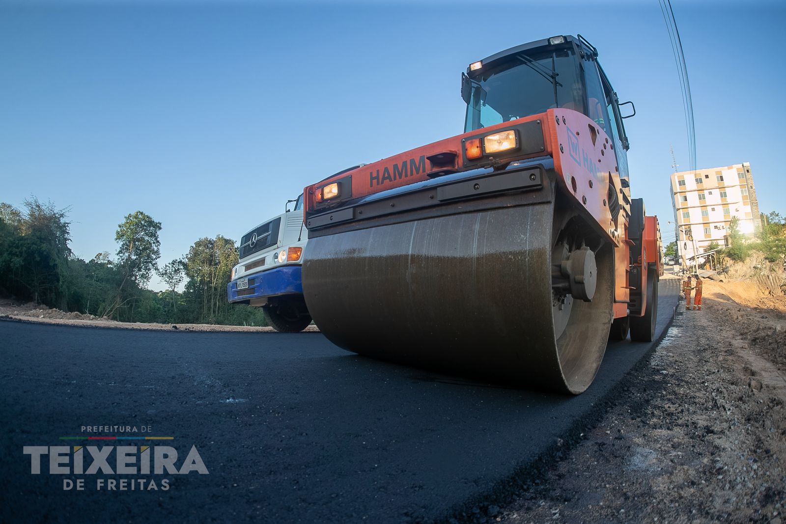 Rua Ipiranga, em Santa Rita, recebe pavimentação e drenagem em Teixeira de Freitas (BA)