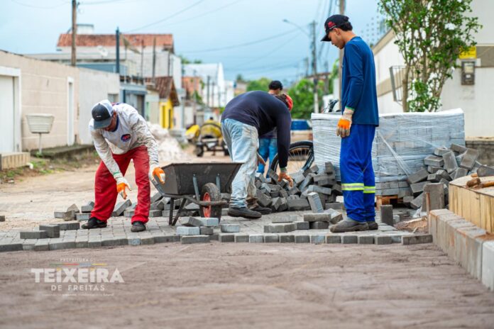 pavimentacao-avanca-na-avenida-celso-furtado-e-nas-vias-do-nova-teixeira,-em-teixeira-de-freitas