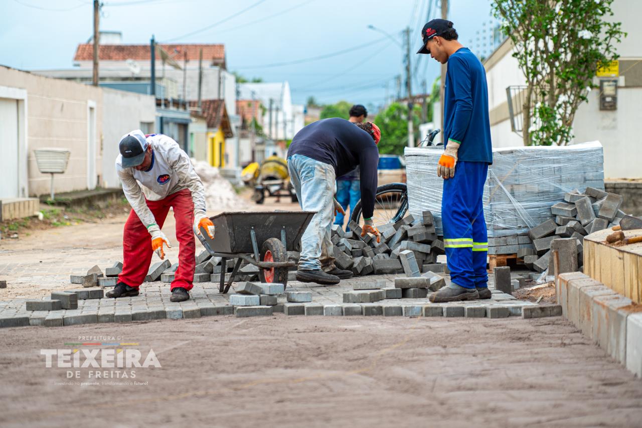 Pavimentação avança na Avenida Celso Furtado e nas vias do Nova Teixeira, em Teixeira de Freitas