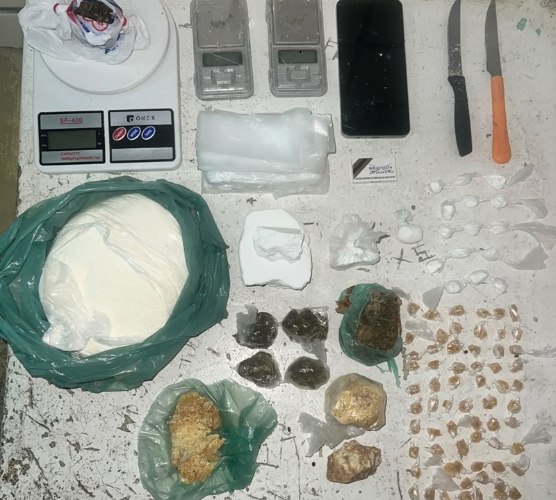 Polícia prende suspeito por tráfico de drogas em Teixeira de Freitas