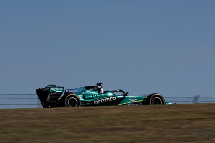 f1:-aston-martin-evolui-em-austin,-porem-admite-risco-no-q1