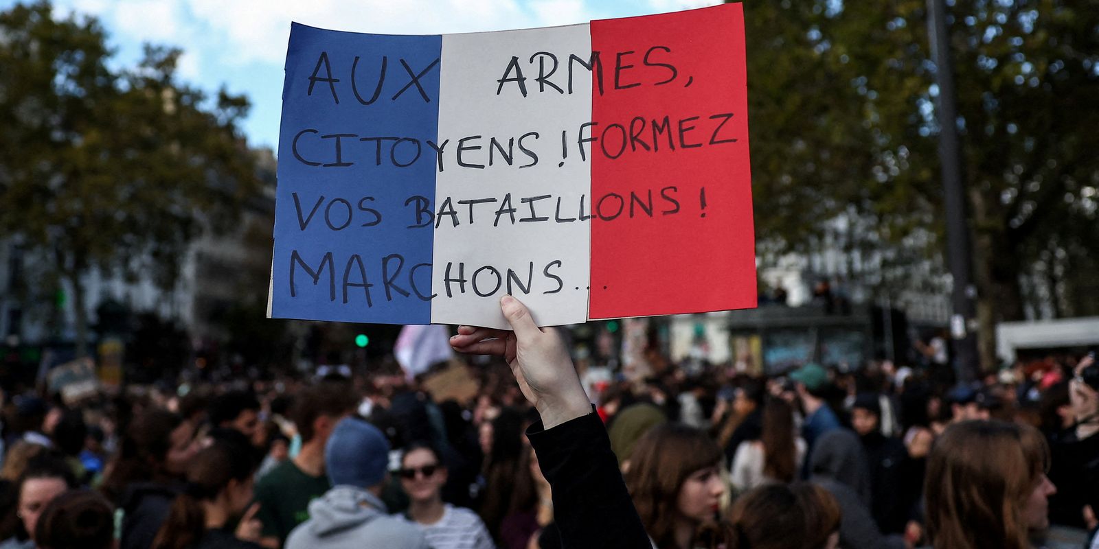 França registra início de manifestações com intenso aparato policial
