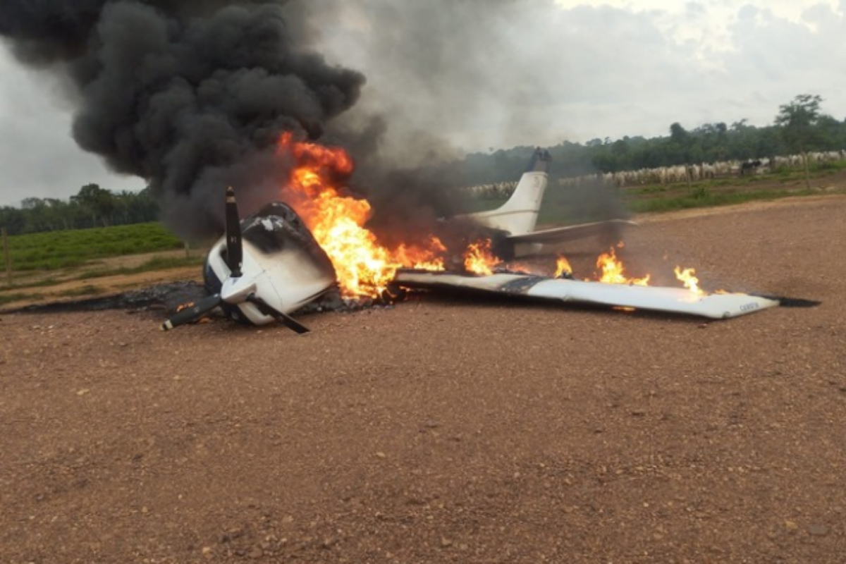 Piloto ateia fogo em aeronave boliviana e foge após cerco da FAB