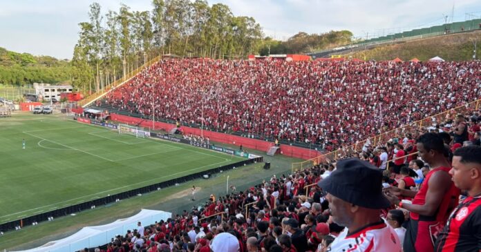 torcida-do-vitoria-se-divide-entre-cantos-politicos-antes-de-partida-no-barradao