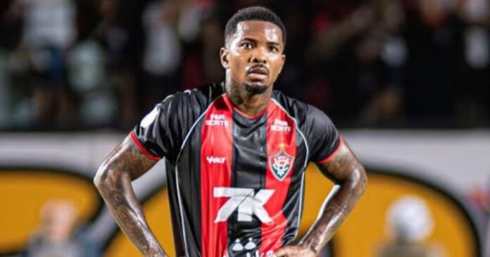 caca-desfalca-o-vitoria-diante-do-athletico-pr-por-desconforto-lombar