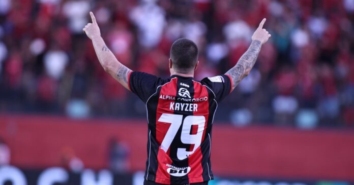 kayzer-volta-as-redes-apos-tres-meses;-vitoria-empata-com-athletico-pr
