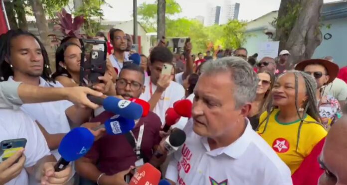 rui-costa-vota-em-salvador;-associa-bolsonarismo-a-violencia-e-critica-o-porte-de-armas