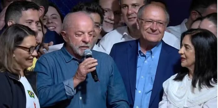 primeiro-pronunciamento-de-lula-apos-a-reeleicao:-agradece-a-jovens-e-idosos-e-promete-governar-para-215-milhoes-de-brasileiros