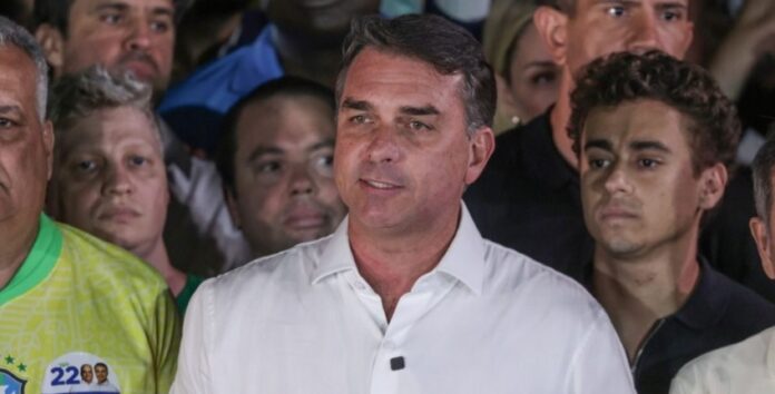 tse-desmente-afirmacao-de-flavio-bolsonaro-sobre-expulsao-de-fiscais-do-pl-da-sala-cofre