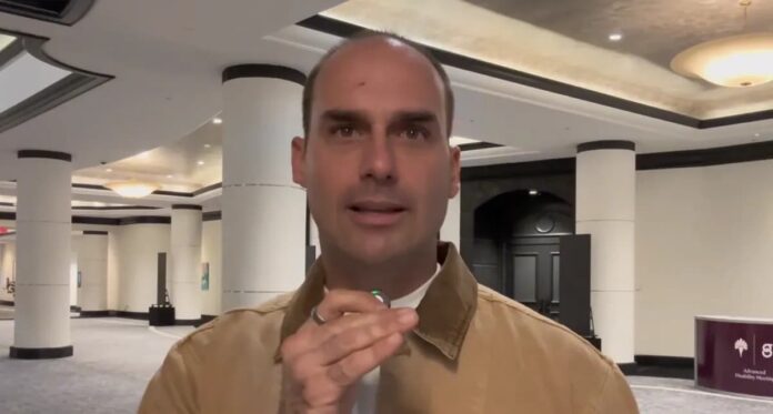 video-mostra-eduardo-bolsonaro-pressionando-pela-anulacao-das-eleicoes-e-pela-rejeicao-internacional-ao-resultado