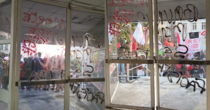 video-registra-suspensao-do-expediente-no-palacio-thome-de-souza-apos-vandalismo